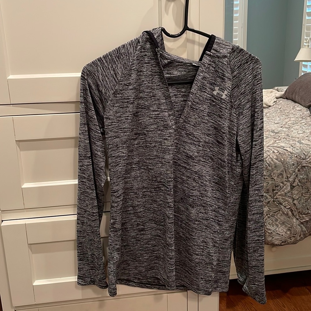 Under Armour women’s long sleeve hooded shirt